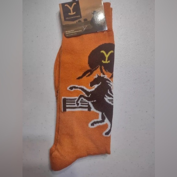 🌸 4 for $20 Men’s Crew Socks Paramount Yellowstone TV Show Size 6-12 NWT - Picture 1 of 6